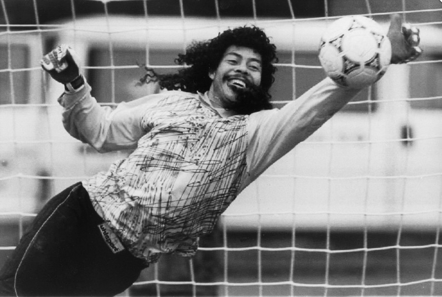 ZUR FIFA FUSSBALL WELTMEISTERSCHAFT 2014 IN BRASILIEN STELLEN WIR IHNEN FOLGENDES BILDMATERIAL ZU DEN WELTMEISERSCHAFTEN 1986 IN MEXIKO UND 1990 IN ITALIEN ZUR VERFUEGUNG - Rene Higuita, Torhueter der ...