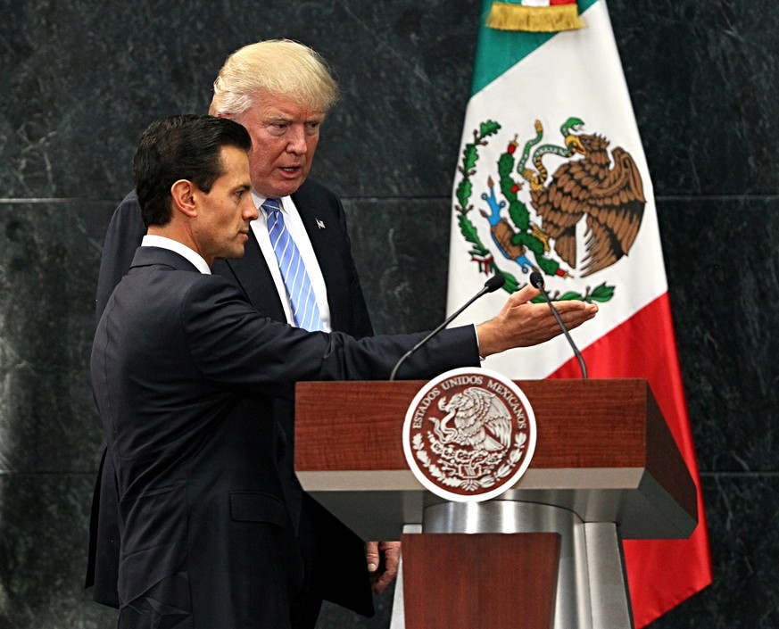 epa05517569 President of Mexico Enrique Pena Nieto (L) welcomes US Republican presidential candidate Donald Trump, in Los Pinos, Mexico City, Mexico, 31 August 2016. Trump met with the Mexican Preside ...