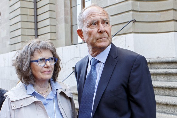 Les parents d&#039;Adeline Esther, gauche, et Jean-Claude, droite, quittent le palais de justice apres le premier jour d&#039;audience du nouveau proces de Fabrice A., meurtrier presume d&#039;Adeline ...