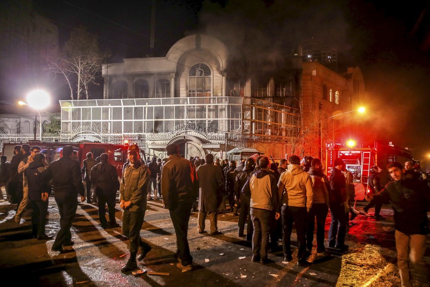 Iraner vor der saudischen Botschaft in Teheran.