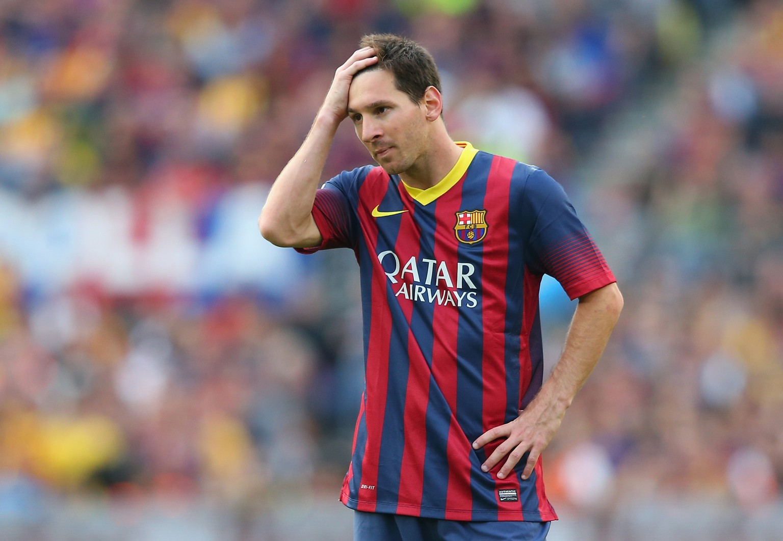 Lionel Messi fasst sich an den Kopf ...
