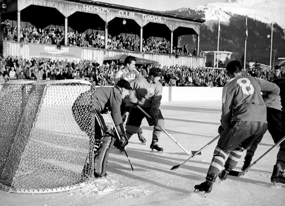 Szene aus dem Spiel zwischen Ruda Hvezda Bruenn und dem HC Davos beim Spengler Cup 1958. Der HCD gewinnt das Finalspiel und damit das Turnier. (KEYSTONE/Str) === ===