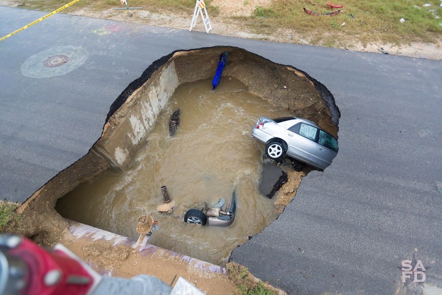 epa05662296 A handout image released 06 December 2016 by the San Antonio Fire Department showing submerged vehicles after reserve deputy Dora Linda (Solis) Nishihara was killed late 04 December when a ...