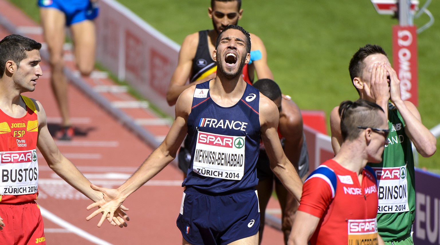 Hinaus mit der Freude: Mekhissi-Benabbad jubelt über Gold im 1500-m-Lauf.