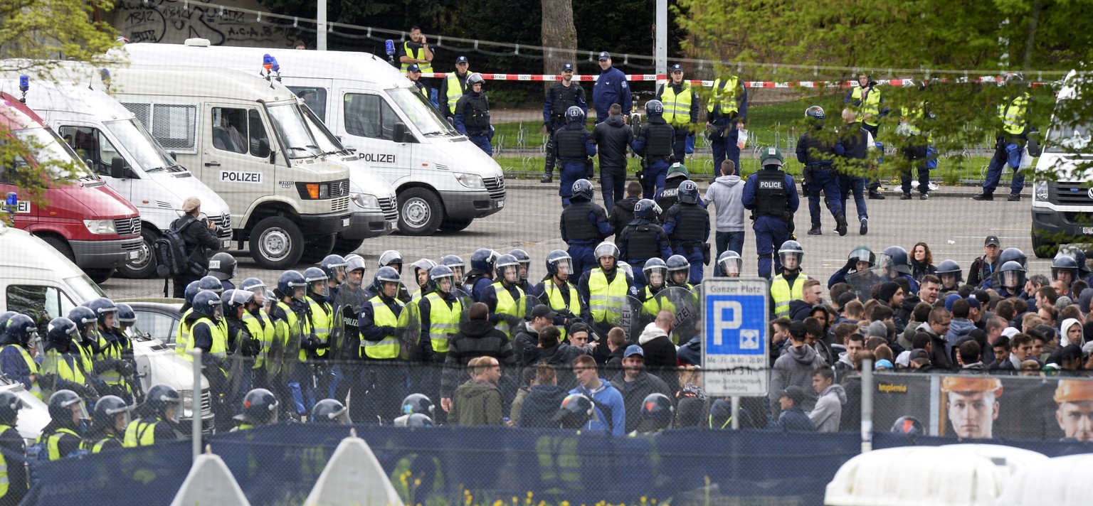 Die FCZ-Fans wurden von der Polizei in Aarau regelrecht eingekesselt.