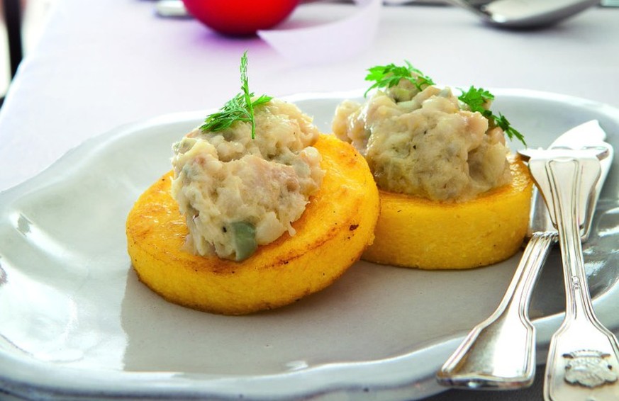 Baccalà mantecato e polenta weihnachten stockfisch italien veneto essen food fisch http://www.lacucinaitaliana.it/ricetta/pesce/baccala-mantecato-e-polenta/#step-1