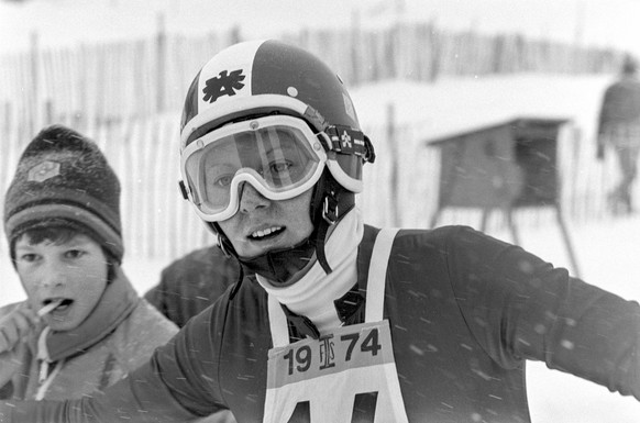Annemarie Moser-Proell bei den Alpinen Skiweltmeisterschaften in St. Moritz nach ihrer Siegesfahrt in der Abfahrt im Ziel, aufgenommen am 7. Februar 1974. (KEYSTONE/Str)
