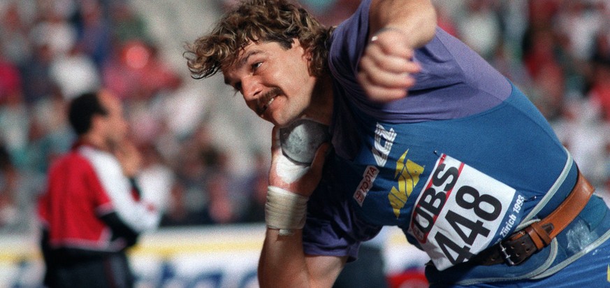 Der Schweizer Werner Guenthoer am 4. August 1993 am &quot;Weltklasse Zuerich&quot; Leichtathletik-Meeting im Letzigrund-Stadion beim Kugelstossen der Maenner. Er gewinnt mit einer Weite von 21.49m. (K ...