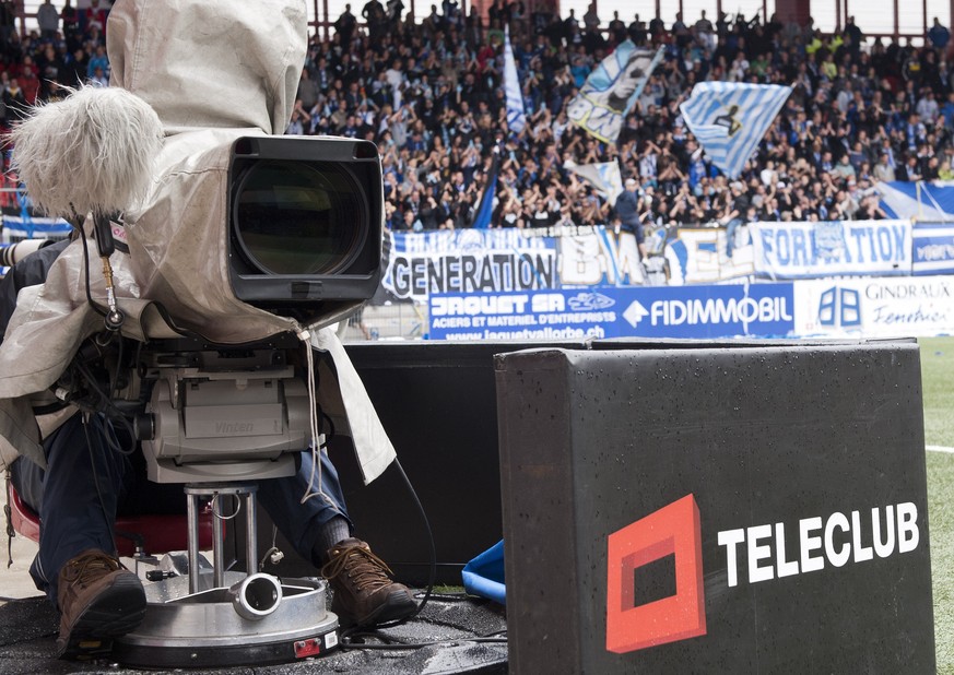 ARCHIV --- ZUR MELDUNG, DASS DIE WEKO FUER SWISSCOM EINE HOHE BUSSE FORDERT, STELLEN WIR IHNEN FOLGENDES BILD ZUR VERFUEGUNG --- Un cameraman de la television, TV, Teleclub filme la rencontre de footb ...