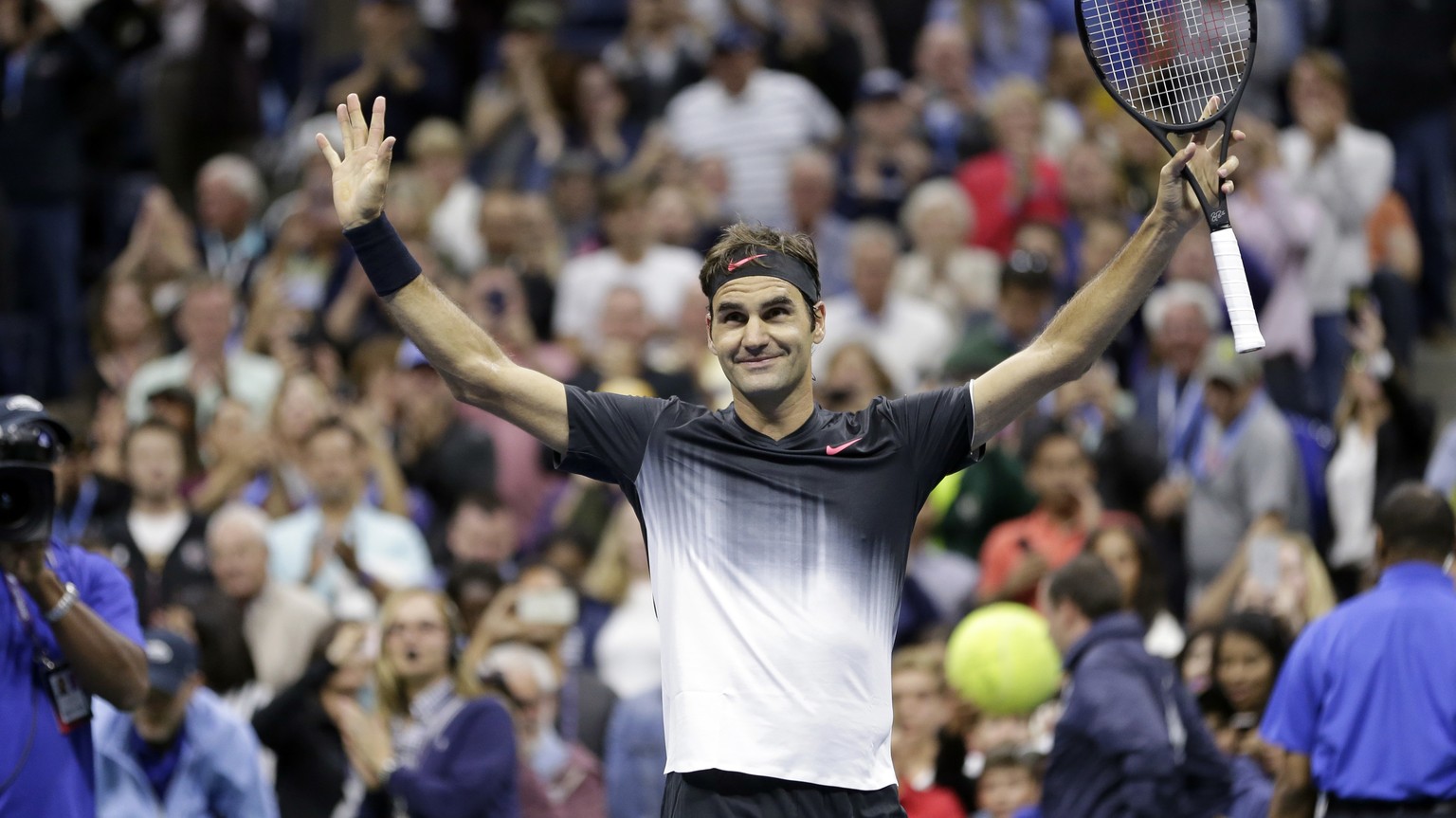 Roger Federer, of Switzerland, gestures to the crowd after defeating Feliciano Lopez, of Spain, during the U.S. Open tennis tournament in New York, Saturday, Sept. 2, 2017. (AP Photo/Seth Wenig)