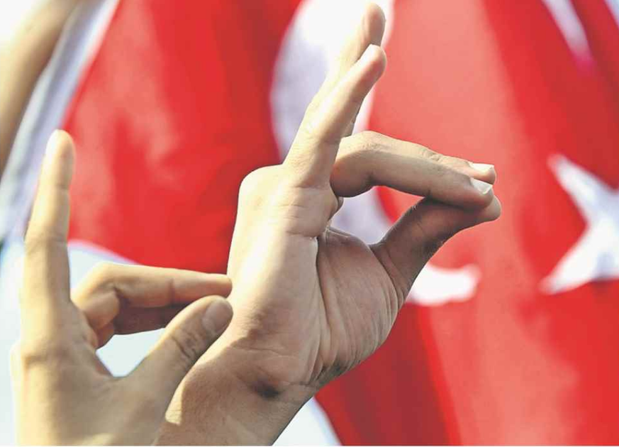Der Wolfsgruss ist das Symbol der rechtsextremen türkischen Bewegung.