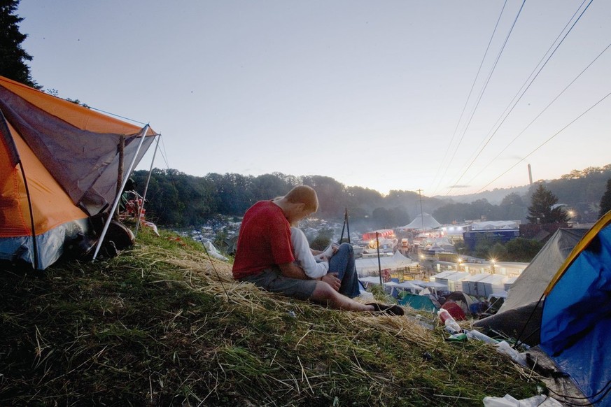 Ein Paaerchen geniesst die ersten Sonnenstrahlen, die auf das Gelaende fallen am St. Galler Openair am Sonntag, 29. Juni 2008, in St. Gallen. Trotz tollem Festivalwetter ist das dreitaegige OpenAir St ...