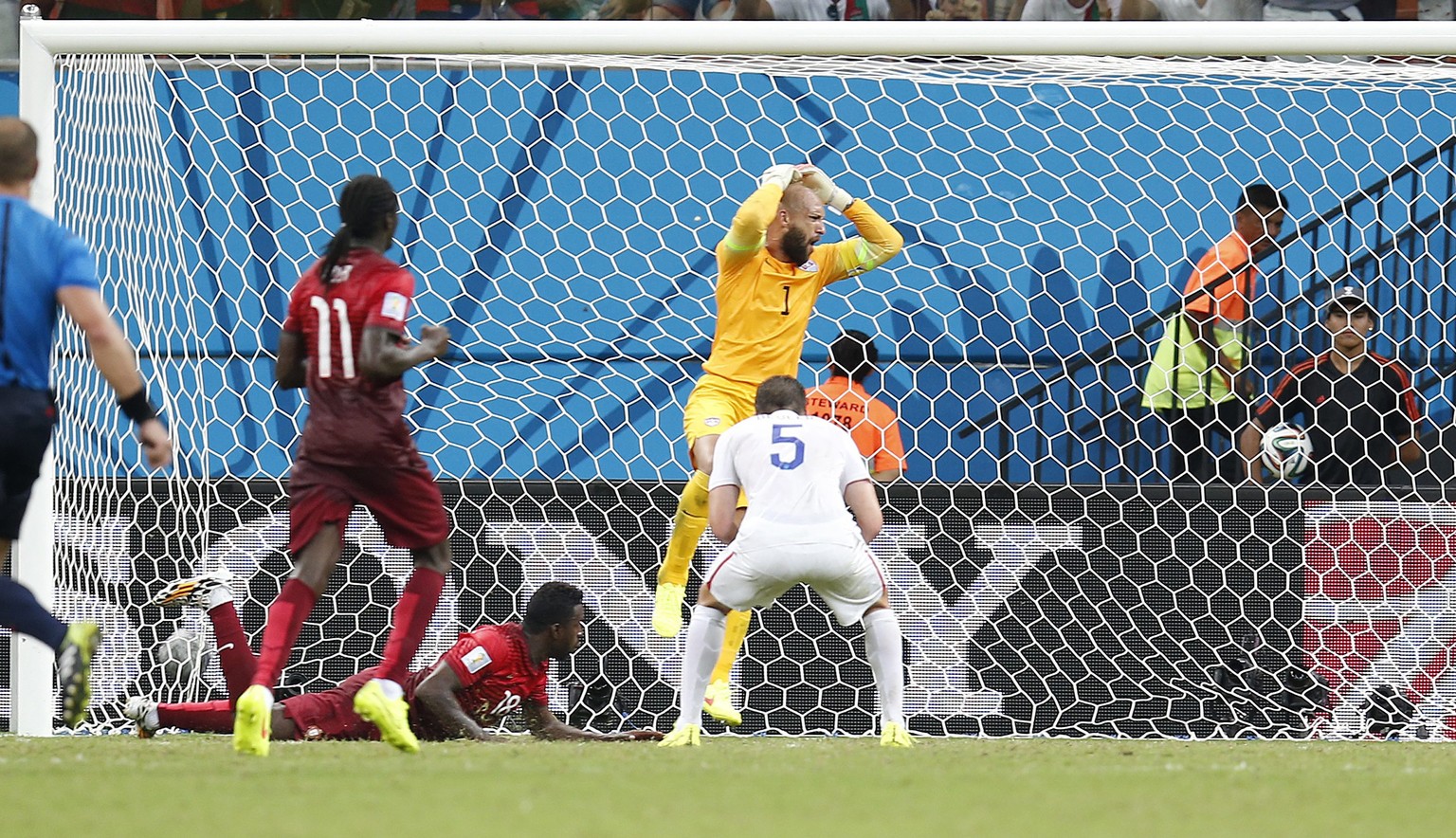 Varela (am Boden liegend) köpft das 2:2 – US-Goalie Howard kann es nicht fassen.