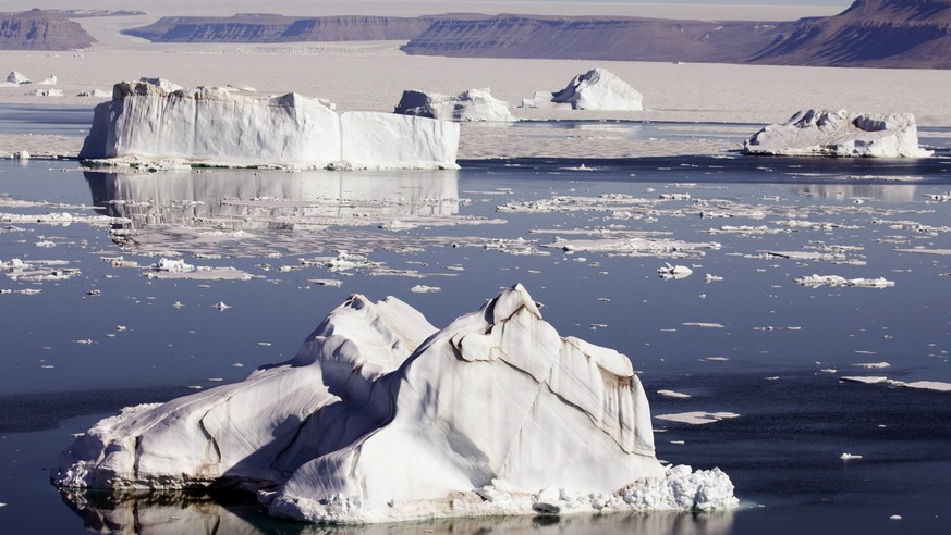 ZUM KLIMAGIPFEL IN PARIS VOM 30. NOVEMBER BIS ZUM 11. DEZEMBER 2015 STELLEN WIR IHNEN FOLGENDES BILDMATERIAL ZUR VERFUEGUNG - Eisberge schwimmen am 11. Juli 2008 in der Croaker Bay vor Devon Island, K ...