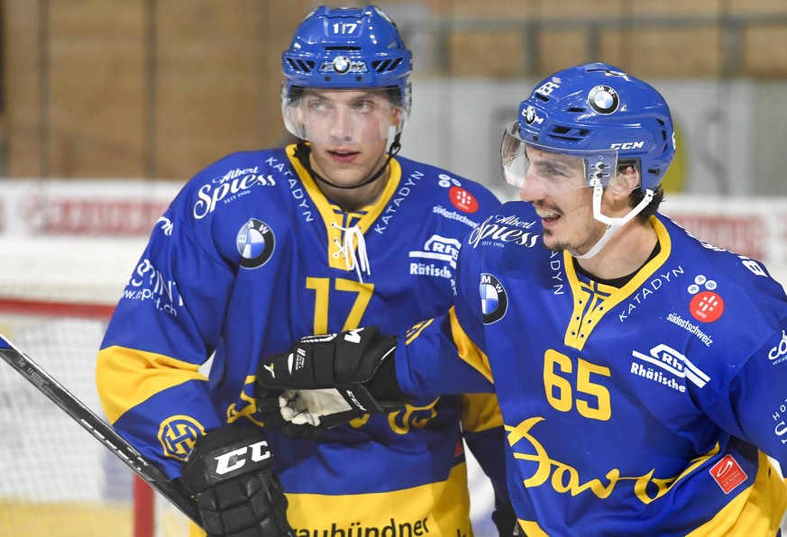 Marc Wieser von Davos, rechts, jubelt nach seinem Tor zum 2-0 mit Perttu Lindgren, beim zweiten Playoff-Viertelfinalspiel der National League A zwischen dem HC Davos und Lausanne HC, am Dienstag, 7. M ...