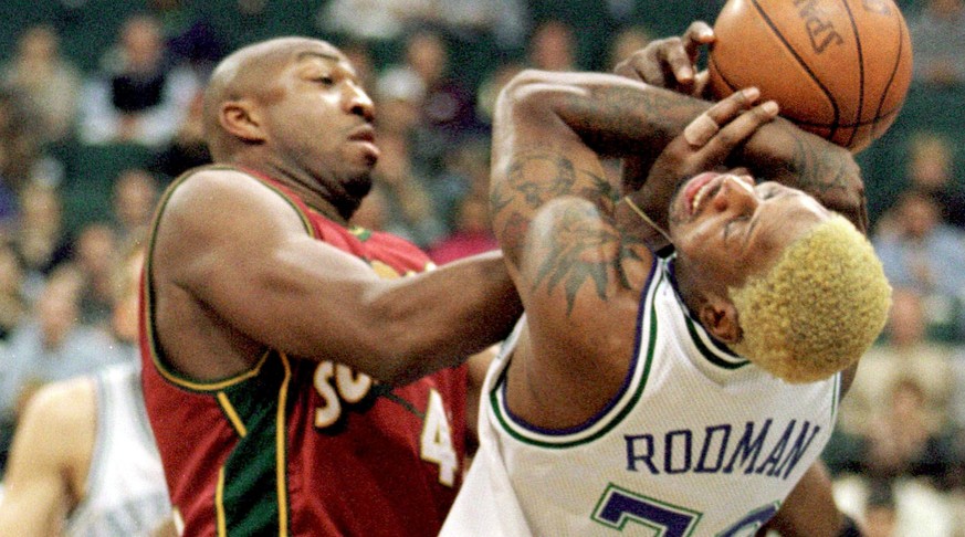 Infight mit dem Bad Guy: Vin Baker (links) kämpft mit Dennis Rodman um den Ball.