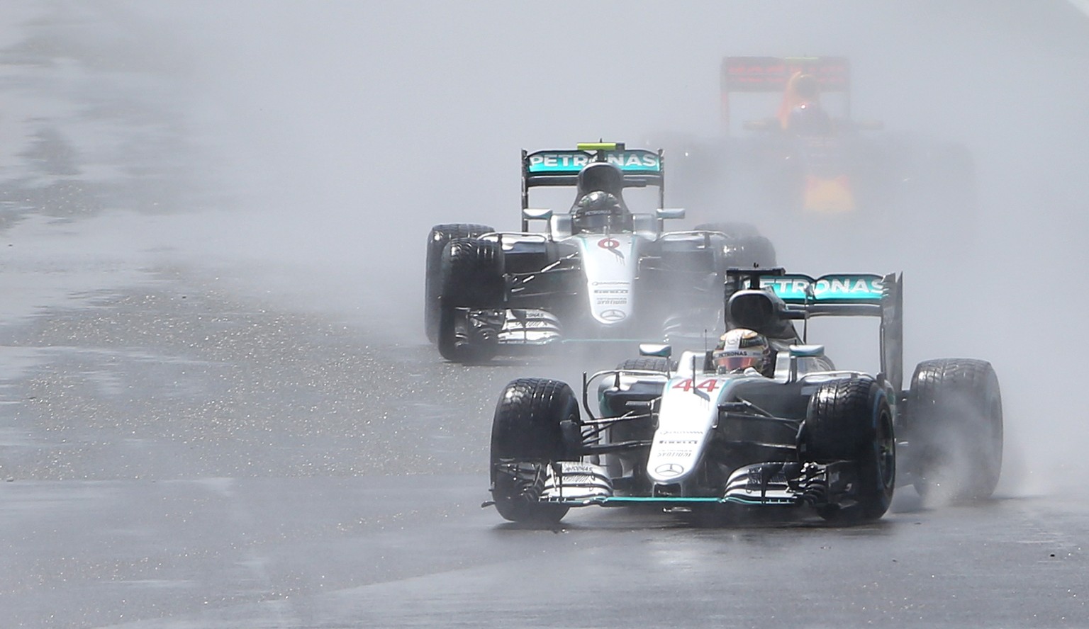Doppelsieg im Regen: Lewis Hamilton gewinnt den Heim-GP vor Nico Rosberg, der danach noch auf Rang 3 zurückversetzt wurde.