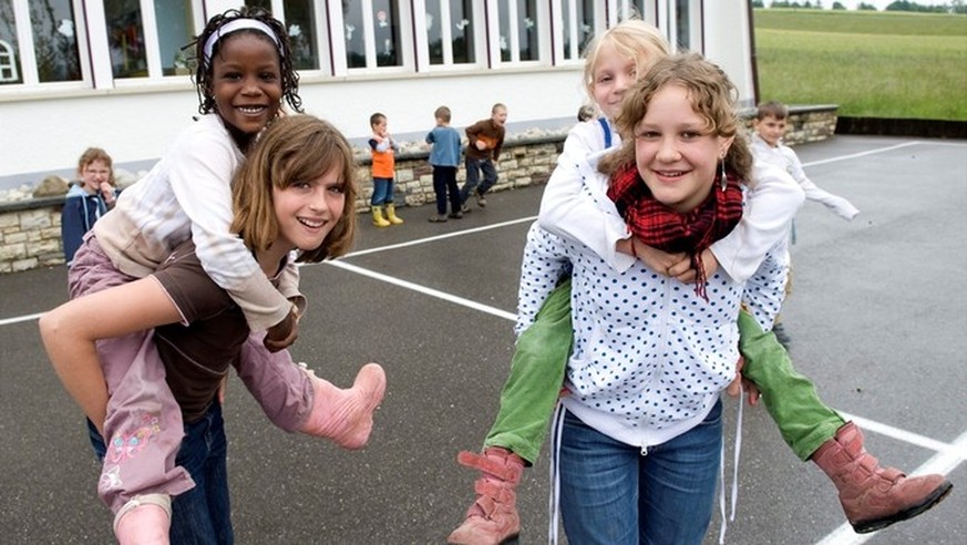 Mädchen werden zu sozialen, empathischen Menschen erzogen. Gewalt passt nicht ins Rollenbild.