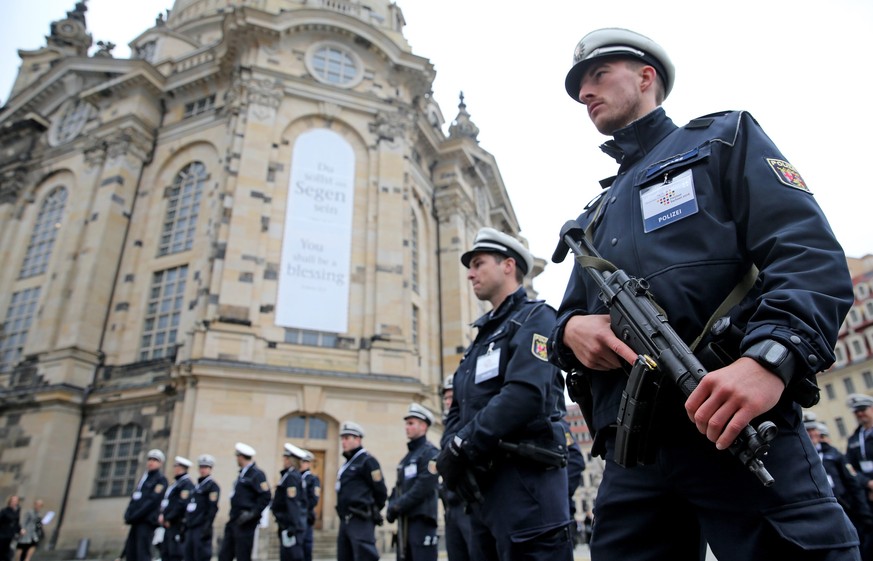 epa05567901 Armed German police secures the Neumarkt square in front of the &#039;Frauenkirche&#039; (Church od Our Lady), in Dresden, Germany, 03 October 2016. The highest representatives of the stat ...