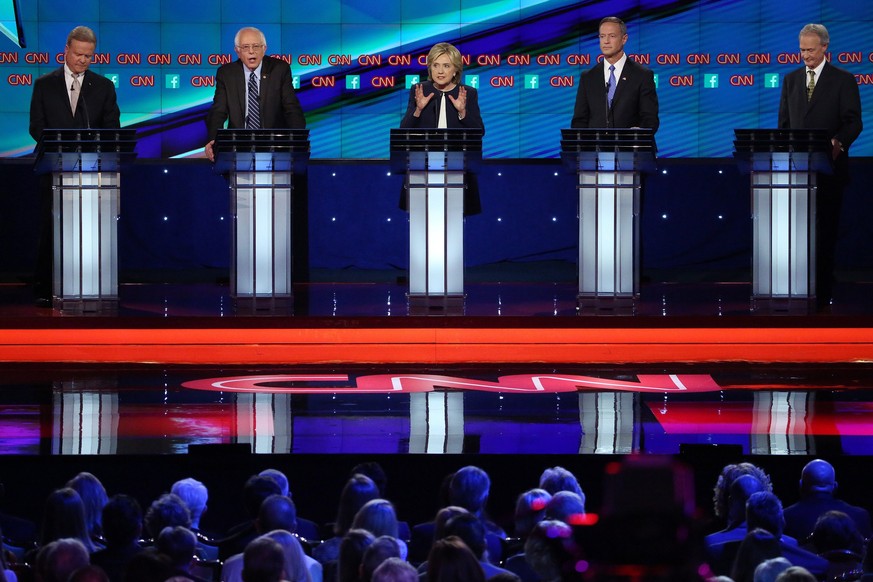 Die Kandidaten an der CNN-Debatte (v.l.n.r.) Jim Webb, Bernie Sanders, Hillary Clinton, Martin O'Malley, Lincoln Chafee.