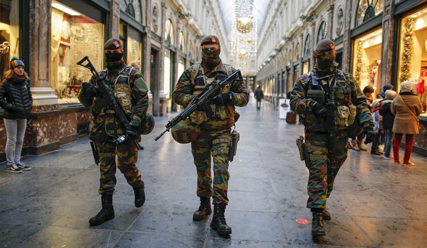 Schwerbewaffnete Soldaten patrouillieren in der&nbsp;Galerie de la Reine: In Brüssel herrscht die höchste Terrorwarnstufe.&nbsp;