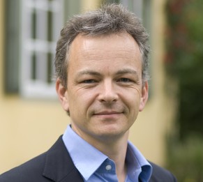 Daniel Kübler ist Professor für Politikwissenschaft an der Universität Zürich und Direktionsvorsitzender des Zentrums für Demokratie Aarau. Ausserdem leitet er seit 2012 den Nationalen Forschungsschwe ...