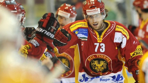 Der Langnauer Torschutze zum 2:2 Mike Iggulden jubelt beim Eishockeyspiel der National League A zwischen den SCL Tigers und dem HC Lugano am Samstag 4. Dezember 2010, im Ilfisstadion in Langnau. (KEYS ...