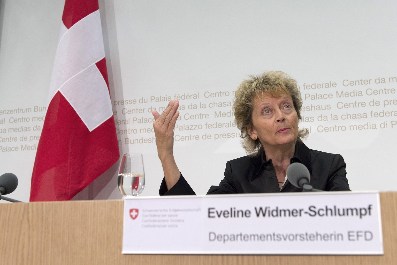 Bundesrätin Eveline Widmer-Schlumpf rang nach den Anschuldigungen der Grossbank um Zurückhaltung.