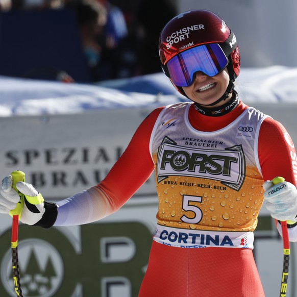 Nachrichten Linkding Switzerland's Corinne Suter celebrates at the finish area of an alpine ski, women's World Cup downhill, in Cortina d'Ampezzo, Italy, Saturday, Jan. 18, 2025 (AP Photo/Alessandro Trovati ...