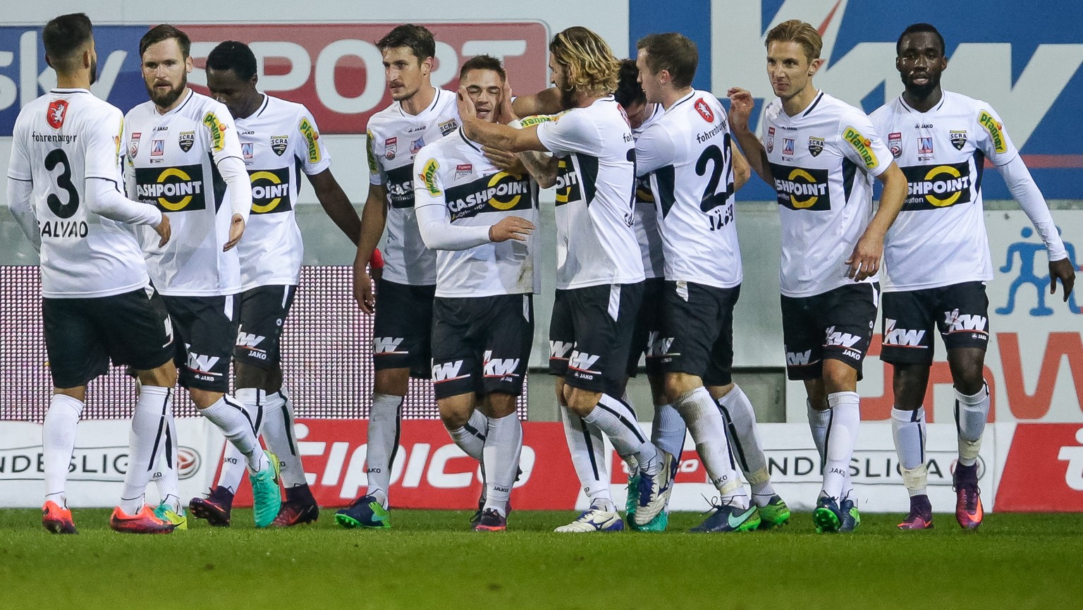 22.10.2016; Altach; Fussball Bundesliga - SCR Altach - FC Admira Wacker Moedling; Die Spieler des SCR Altach jubeln mit dem Torschuetzen Nikola Dovedan und Dimitri Oberlin (3.v.l.) nach dem 2:0 (Peter ...