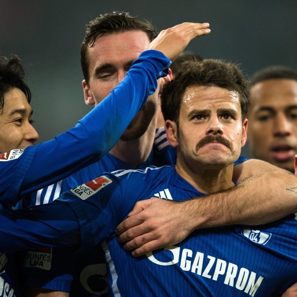 epa04508525 Schalke&#039;s Tranquillo Barnetta (C) celebrates his 3-1 during the Bundesliga soccer match FC Schalke 04 and FSV Mainz 05 at Veltins arena in Gelsenkirchen, Germany, 29 November 2014...( ...