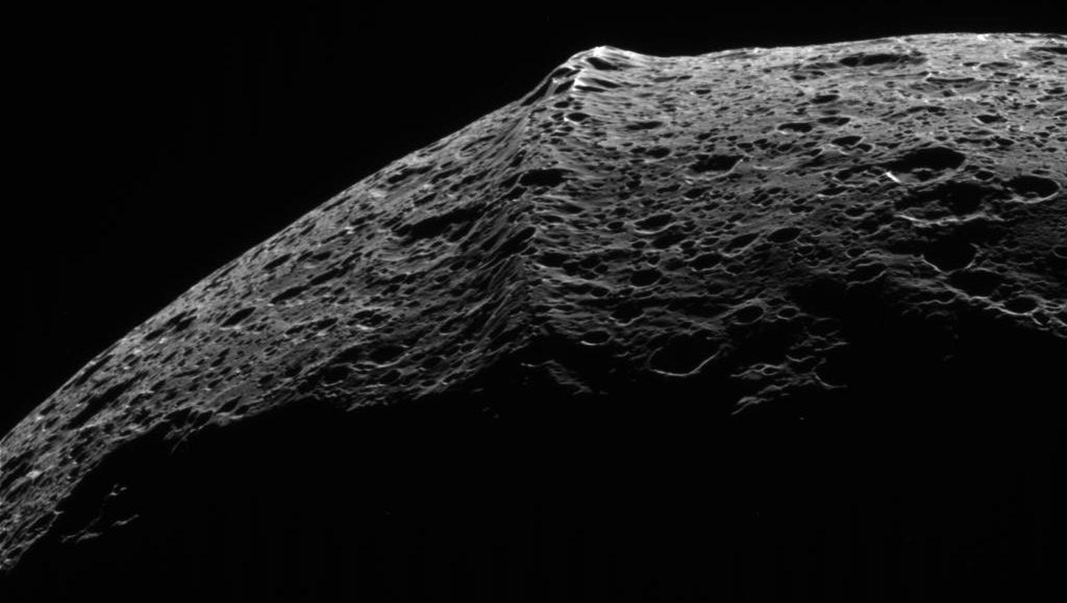 Bis zu 20 km hoch: Bergrücken am Äquator von Iapetus.