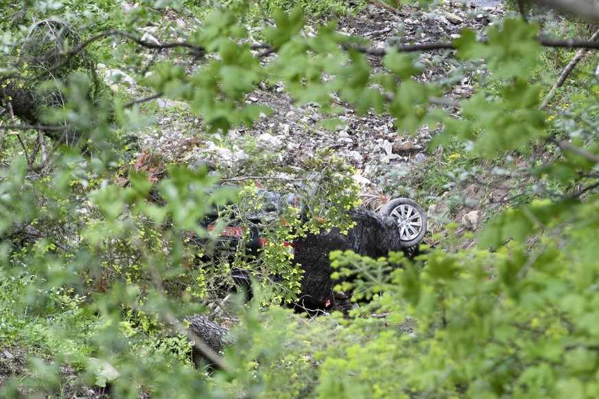 La voiture accidentee qui etait occupee par 6 personnes est photographiee en contre bas de la route de Jaman ce jeudi 1 juin 2017 a Caux. Un jeune homme originaire du Costa Rica est decede mercredi so ...