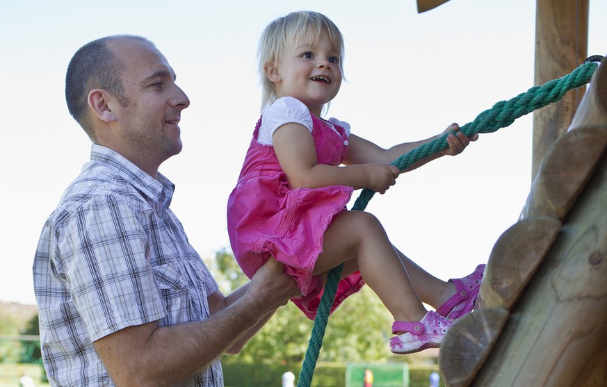 Two-and-a-half-year-old Lily plays with her father on a playground, pictured on August 28, 2011, in Villmergen in the canton of Aargau, Switzerland. (KEYSTONE/Gaetan Bally)

Die zweieinhalbjaehrige Li ...