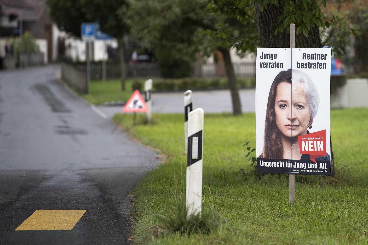 Ein Plakat zur AHV-Abstimmung steht an einem Strassenrand, am Samstag, 9. September 2017, in Reutigen. Die Schweizer Stimmbevoelkerung stimmt am 24. September 2017 ueber diese Vorlage ab. (KEYSTONE/Pe ...