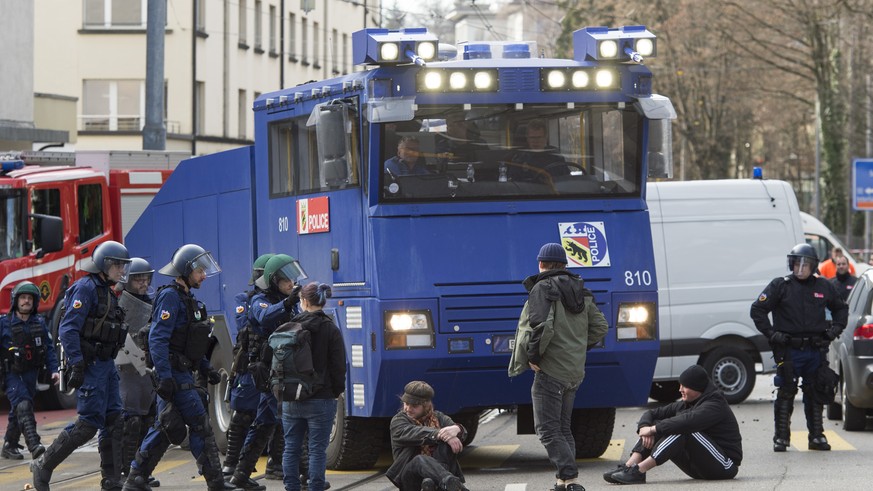 Die Hausbesetzerszene besetzt die Strassen rund um das geraeumte und von der Polizei mit schwerem Geraet bewachte Haus an der Effingerstrasse, am Mittwoch, 22. Februar 2017, in Bern. (KEYSTONE/Lukas L ...