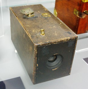 Die Kodak Nummer 1: Einen Sucher gibt es nicht. Die Holzbox mit Lederüberzug wird einfach auf das Objekt gerichtet. Bild: WikiCommons/Bronger