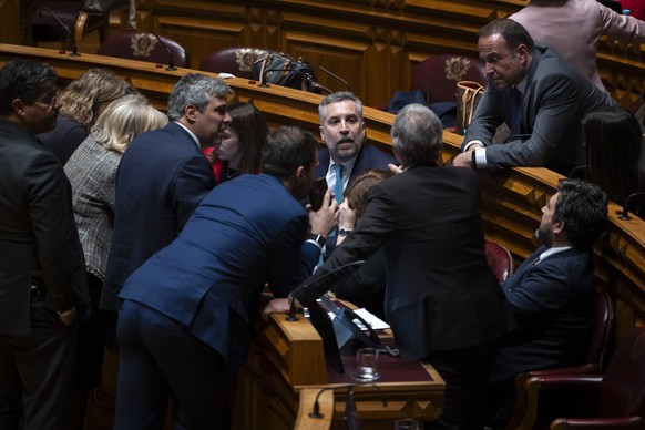 Nachrichten Linkding epa11956996 The Socialist Party leader, Pedro Nuno Santos (C), during a meeting of his parliamentary group at the presentation of a government motion of confidence at the Portuguese Parliament in Lisb ...