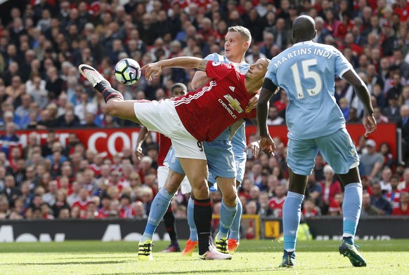 Britain Soccer Football - Manchester United v Stoke City - Premier League - Old Trafford - 2/10/16
Manchester United&#039;s Zlatan Ibrahimovic in action with Stoke City&#039;s Ryan Shawcross 
Reuter ...