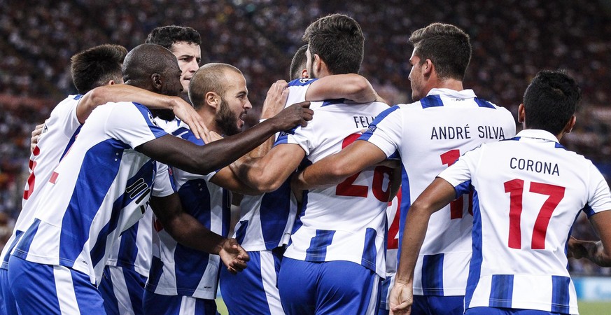 epa05507915 Porto players after Felipe (C) scored a goal during the UEFA Champions League qualification playoff round second leg soccer match between AS Roma and FC Porto at Stadio Olimpico in Rome, I ...