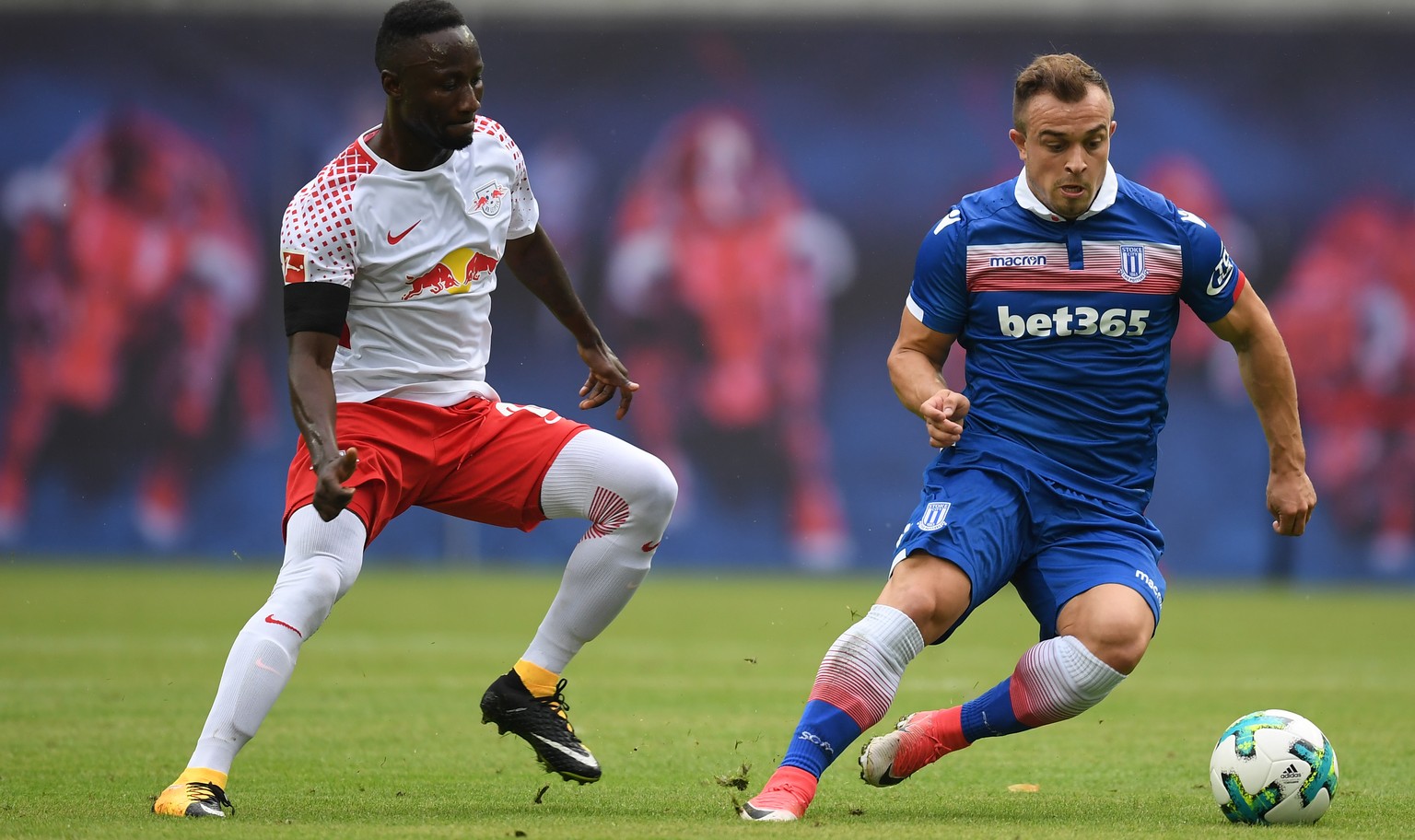 Testspiel, RB Leipzig - Stoke City am 05.08.2017 in der Red Bull Arena, Leipzig (Sachsen). Leipzigs Naby Keita (l.) und Stokes Xherdan Shaqiri kaempfen um den Ball. (KEYSTONE/DPA/Hendrik Schmidt)