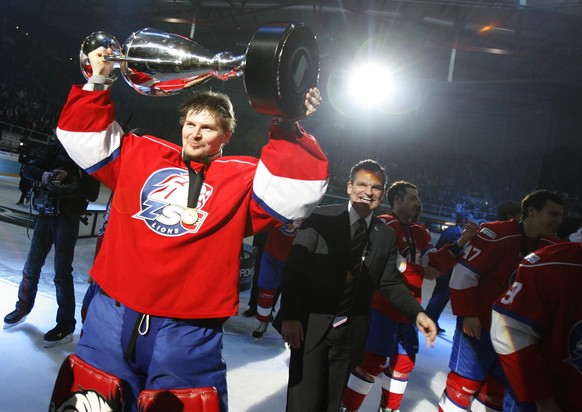 Ari Sulander of Swiss team ZSC Lions lifts the trophy after winning the Ice Hockey Champions League final match against Metallurg Magnitogorsk in Rapperswil, Switzerland, pictured on January 28, 2009. ...