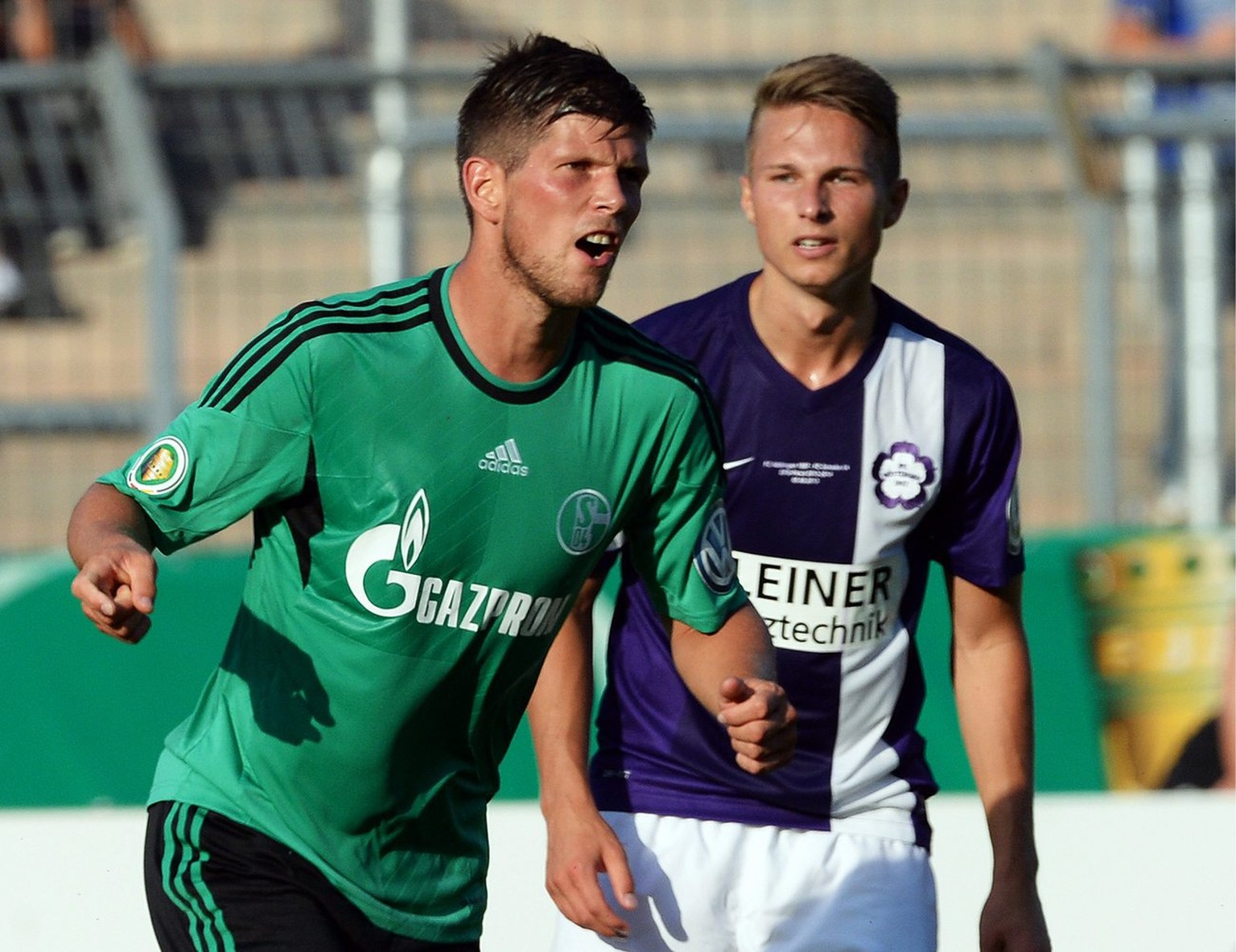 Stürmerstar Huntelaar gegen Amateur-Fussballer Simon Frank beim Cupspiel zwischen Nöttingen und Schalke.&nbsp;