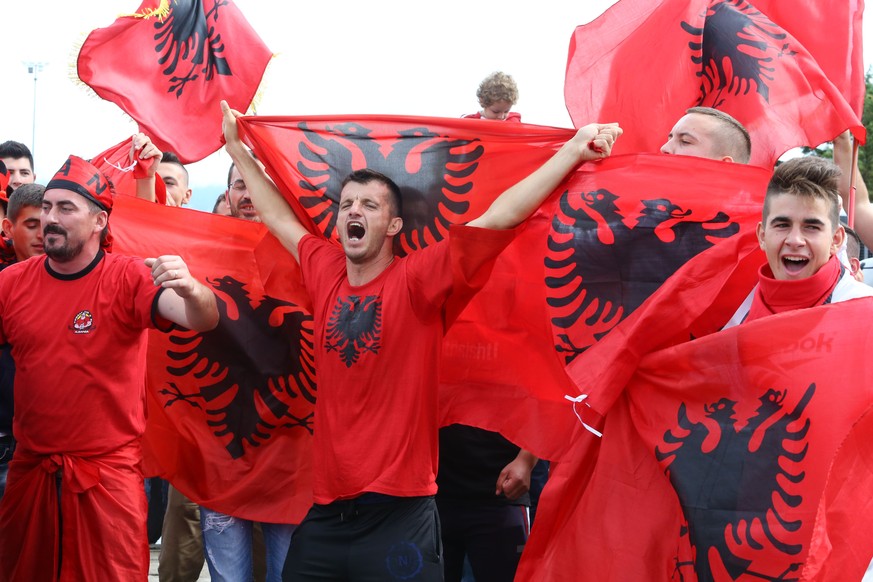 In Tirana ist auch am Montag die Hölle los: Albanien hat sich für die EM-Endrunde qualifiziert.