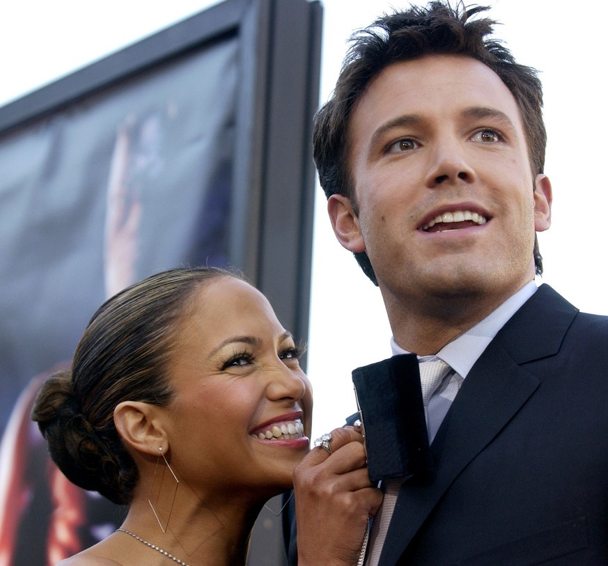 Der Schauspieler Ben Affleck und seine Verlobte, die Schauspielerin und Saengerin Jennifer Lopez, aufgenommen bei der Premiere von Afflecks Film Daredevil in Los Angeles. In einem am Donnerstag, 13. M ...