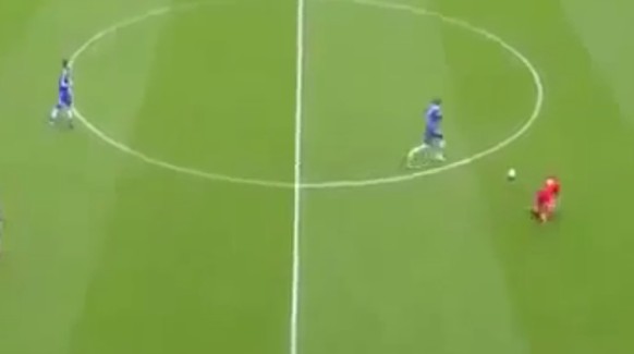 Steven Gerrards Stolperer im dümmsten Moment führt zum 1:0 für Chelsea.
