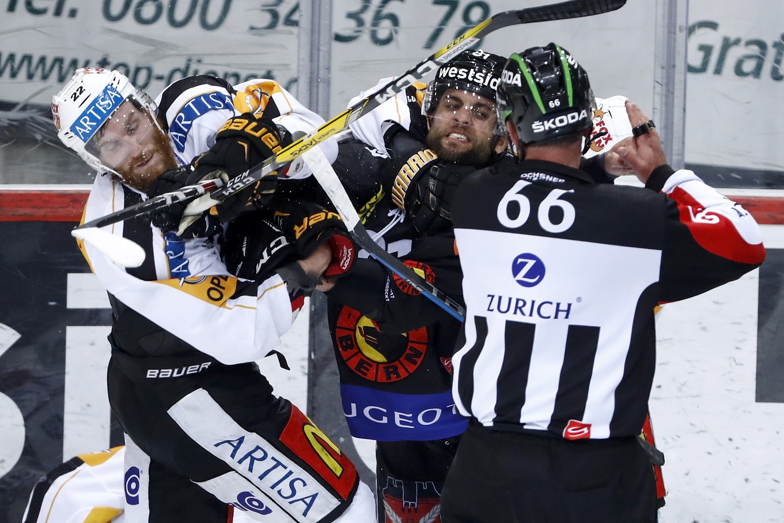 Berns Thomas Ruefenacht, rechts, pruegelt sich mit Luganos Stefan Ulmer im ersten Eishockey Playoff Halbfinalspiel der National League A zwischen dem SC Bern und dem HC Lugano, am Dienstag, 21. Maerz  ...