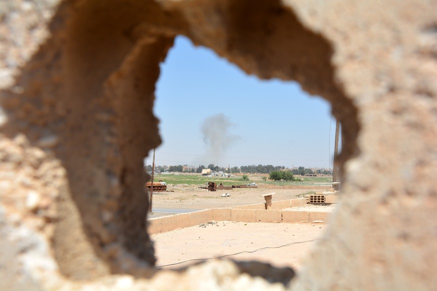 epa06023947 A smoke cloud billows during fighting at Raqqa city, Syria, 11 June 2017 (Issued 12 June 2017). The People&#039;s Protection Unit (YPG, part of the Syrian Democratic Forces, SDF) advanced  ...