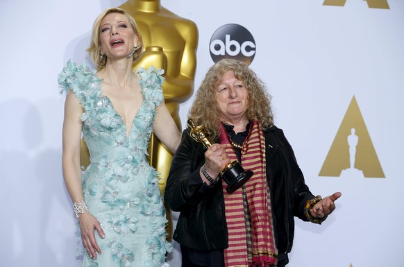 Cate Blanchett lacht, Jenny Beavan nimmt's gelassen.