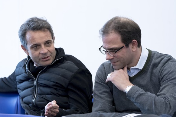 Bernhard Heusler, Praesident und Delegierter des Verwaltungsrates des FC Basel, links, spricht mit Georg Heitz, Verwaltungsrat und Sportdirektor des FC Basel, rechts, an der Bilanzmedienkonferenz des  ...